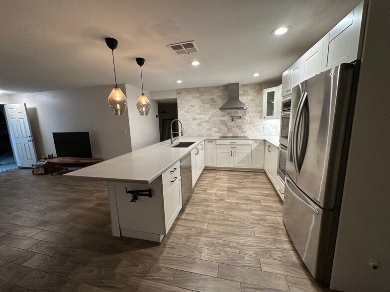 Kitchen - 7970 W Elm St