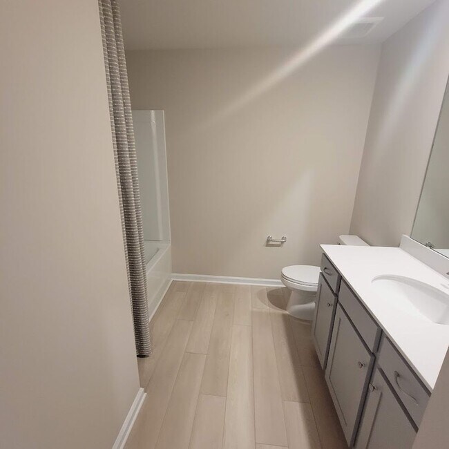 Building Photo - End Unit; 3Br/2.5BA Townhouse