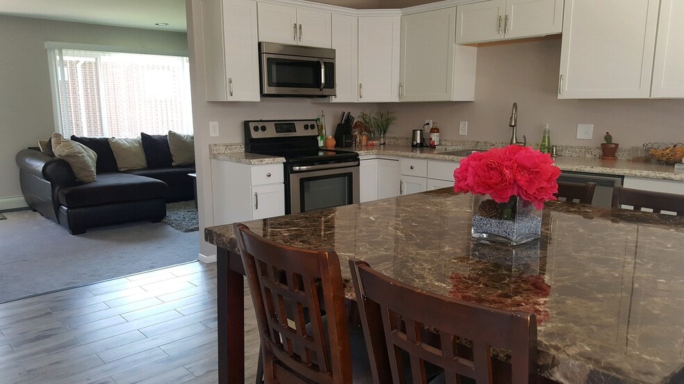 Building Photo - 133 S 18th Ave