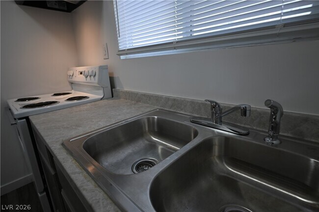 Building Photo - 378 N 13th St
