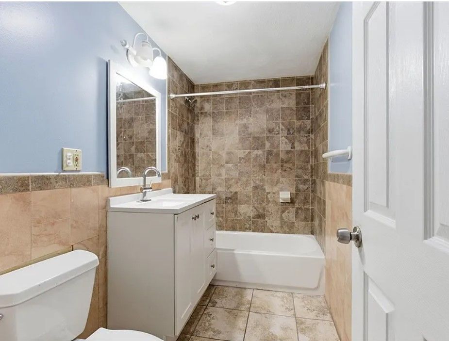 Building Photo - 20 Leslie St