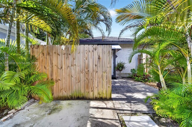 Building Photo - 1520 SW 11th Terrace