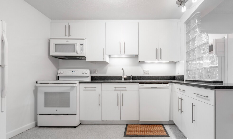 Building Photo - 7 Chauncy St