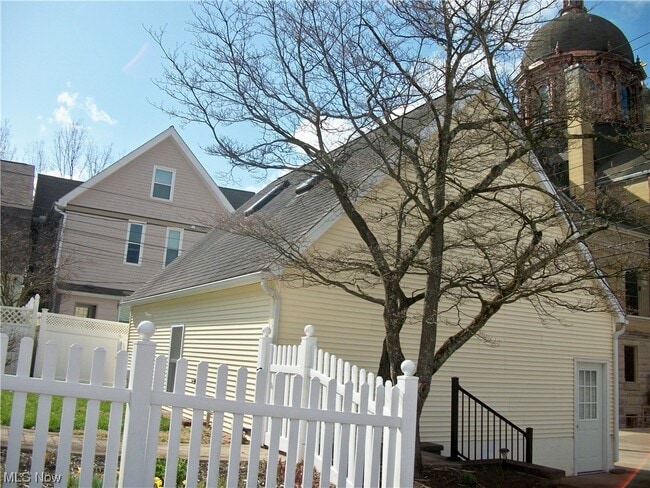 Building Photo - 505 5th St