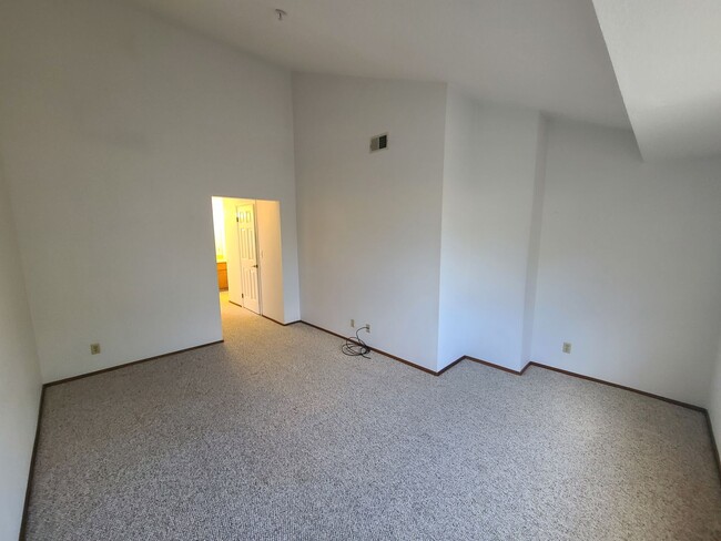 Building Photo - Charming 2 Bedroom Townhouse in Castro Val...