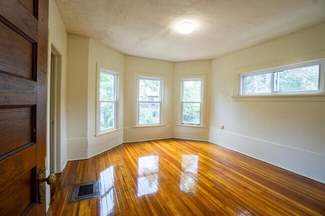 Building Photo - Spacious 5 Bed/2 Bath Single Family Home W...