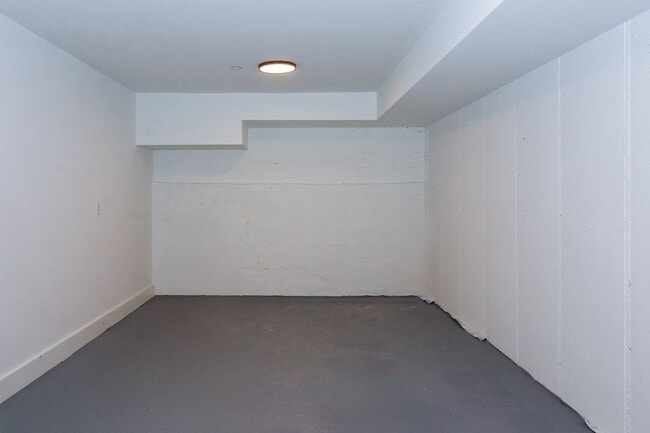 Building Photo - 20 E Redman Ave