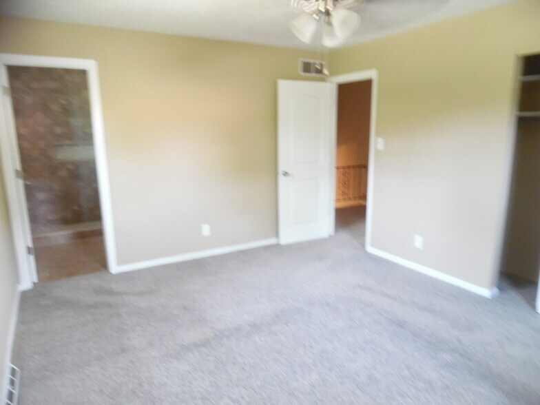 Building Photo - 8760 Ashbrook Dr