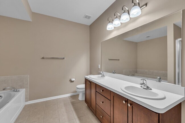 Building Photo - 2950 Hunley Dr