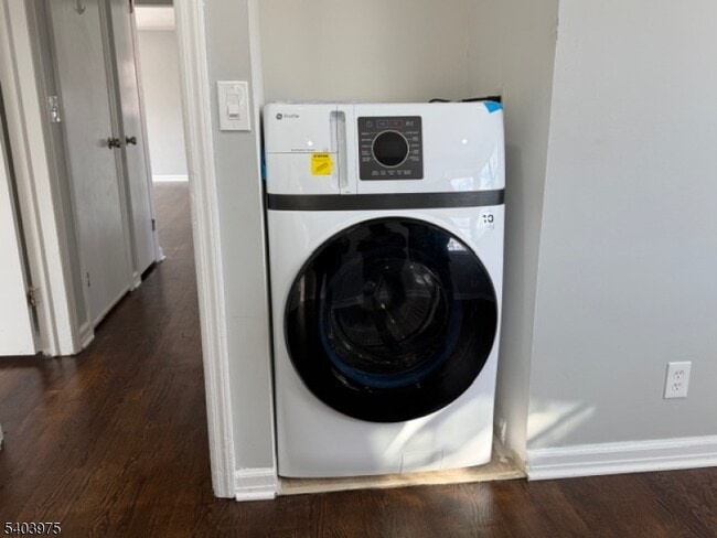 Building Photo - 10-06 1st St