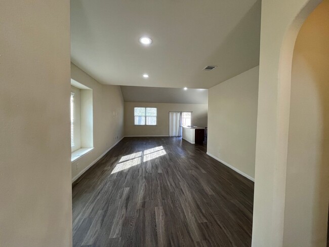 Building Photo - Move-in ready Charming 4-Bed, 2.5-Bath Hom...