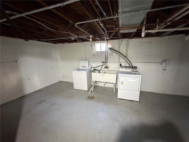 Building Photo - 1349 Schletti St N