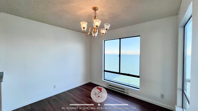 Building Photo - Large corner 2 bedroom surrounded by breathtaking Bay views!