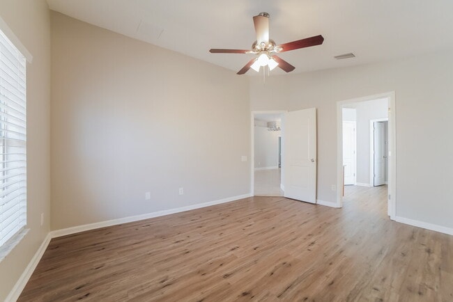 Building Photo - 10225 Hunters Haven Blvd