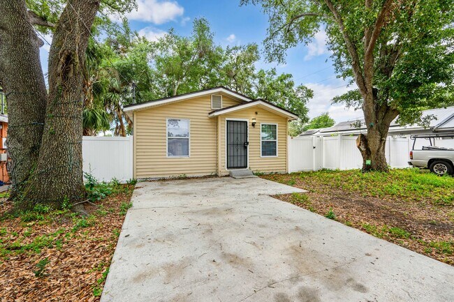 Building Photo - Charming 3-Bedroom Home with Renovated Int...