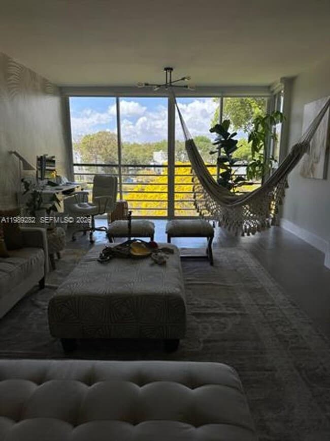 Building Photo - 1811 Sabal Palm Dr