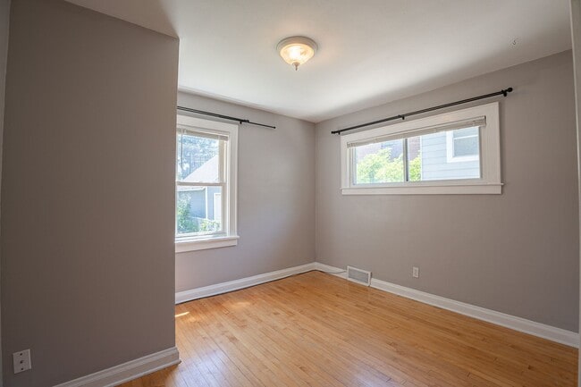 Building Photo - 2 Bed Home in the Heart of Whitefish Bay