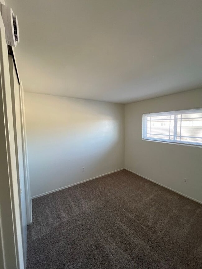 Building Photo - Beautiful 4 Bd Townhouse