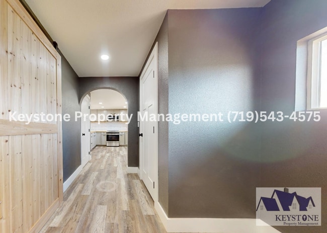 Building Photo - Stunning Rancher on the St Charles Mesa! 2...
