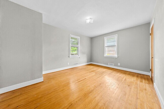 Building Photo - 3 Bedroom, Meticulously Maintained Updated...
