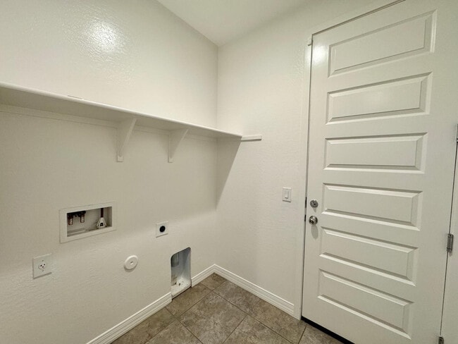 Building Photo - 9006 W Rancho Dr