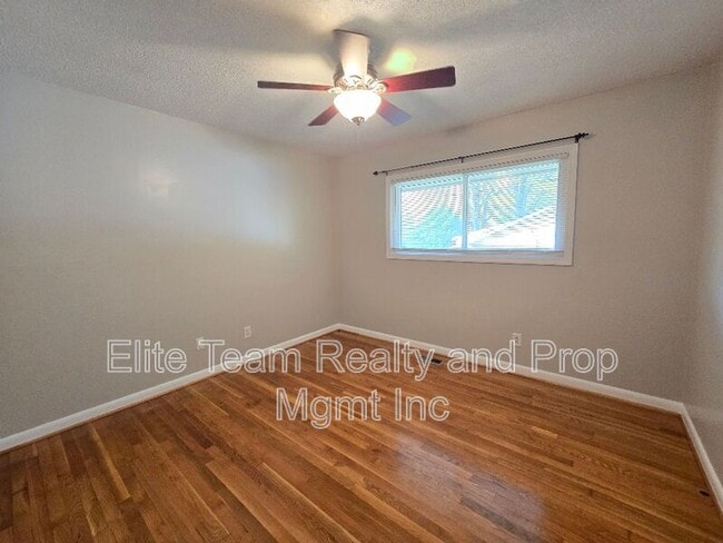 Building Photo - 910 Holly Dr