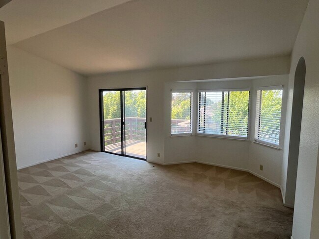 Building Photo - 4 Bedroom Home with 3- Car Garage in Hercules
