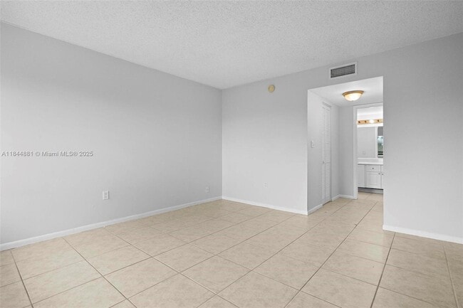 Building Photo - 711 N Pine Island Rd