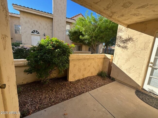 Building Photo - 1333 E Morten Ave