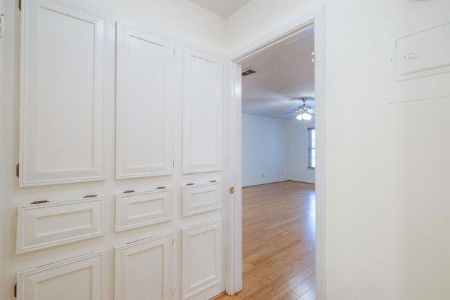 Building Photo - 1240 Barton Hills Dr