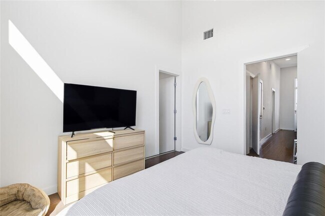 Building Photo - 814 N Bluff Dr