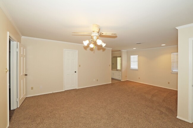 Building Photo - Spacious Canyon Home