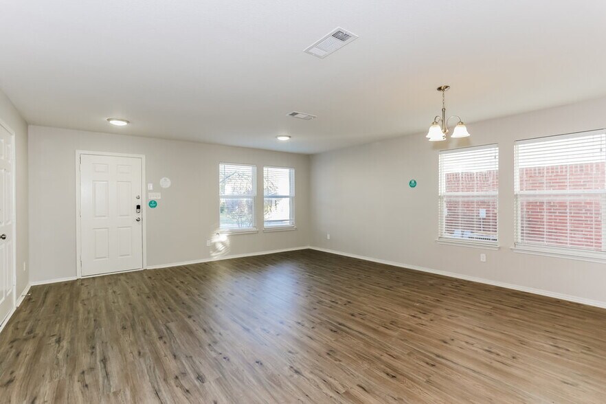 Building Photo - 7956 Meadow Spring Ln