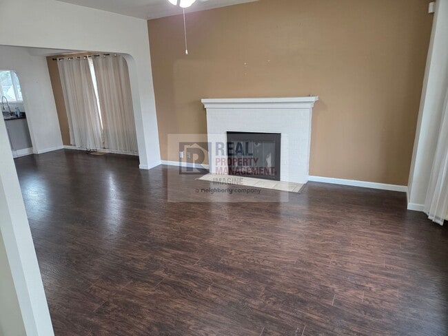Building Photo - Check out this beautiful 4 bedroom, 2 bath...