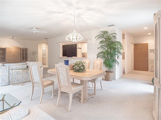 Building Photo - 920 E Lake Dr