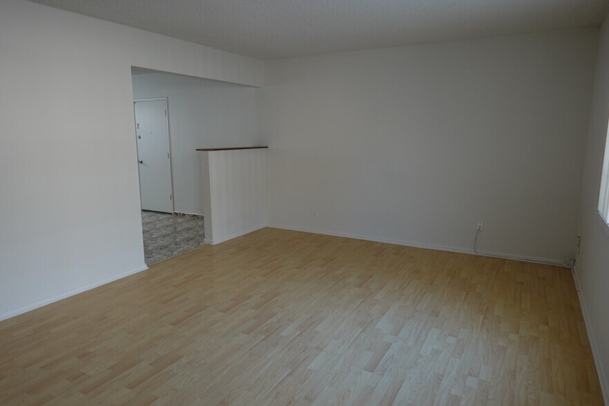 Living Room - 15338 Larch Ave