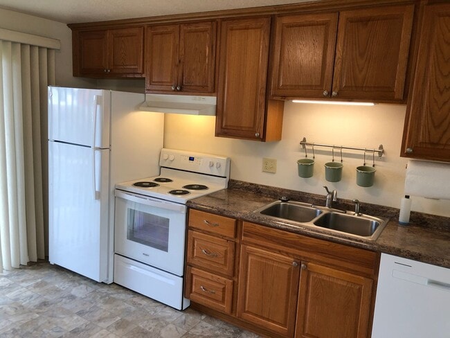 Building Photo - Beautifully updated 2 bed/1bath duplex in ...