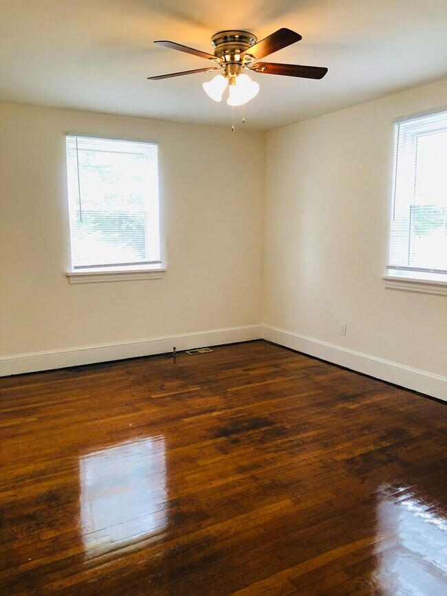 Building Photo - Adorable 3 bdrm/1.5 bath Home on a Corner Lot Across From Belmont Golf Course in Lakeside!