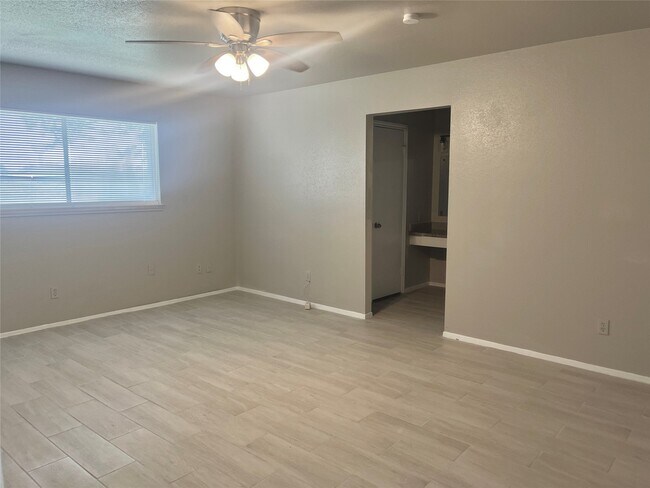 Building Photo - 1815 Westwood Dr