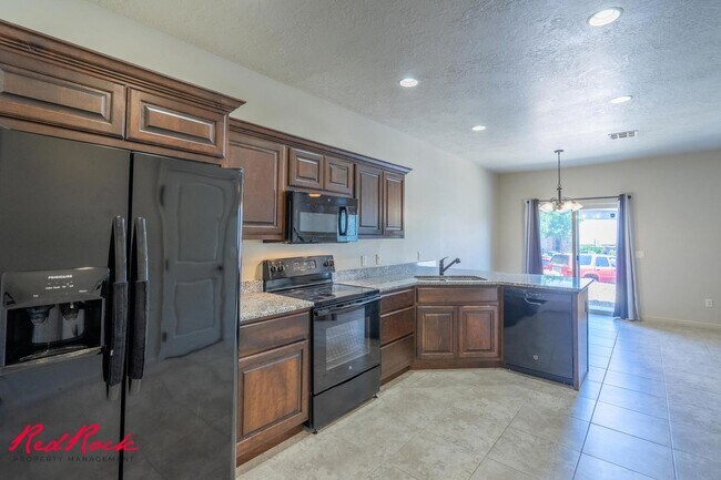 Building Photo - Charming 3 bedroom Townhome. 2 Community Pools!