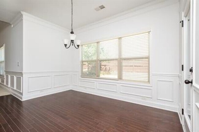 Building Photo - Stunning 4/3 Available Now!
