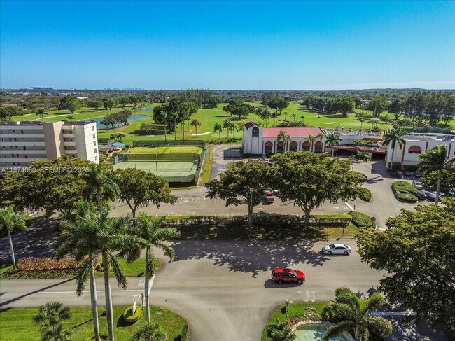 Building Photo - 811 S Hollybrook Dr