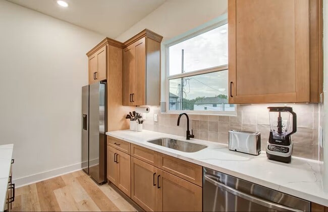 Building Photo - 3311 Daphne St