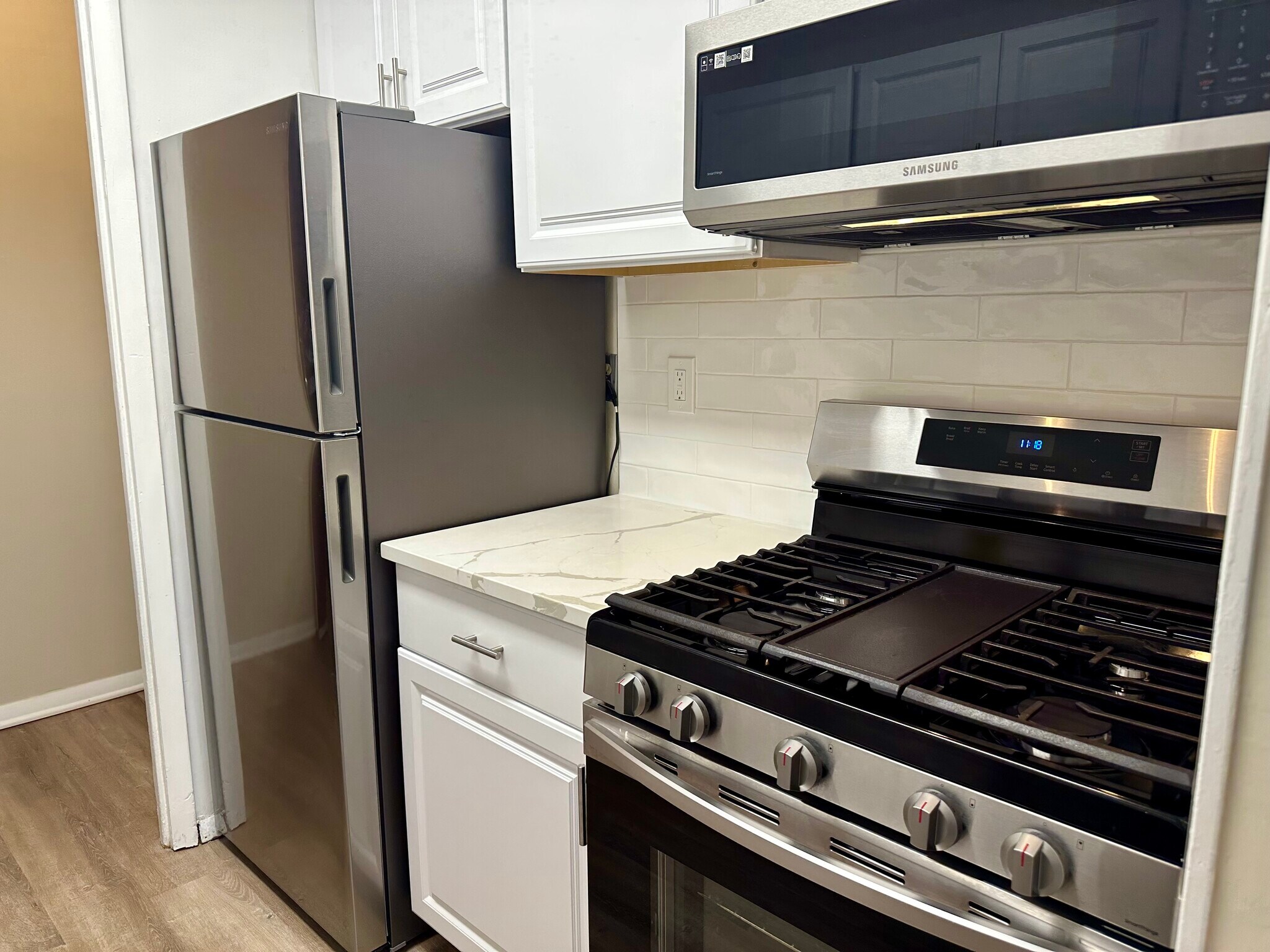 Building Photo - 3945 Lyndhurst Dr