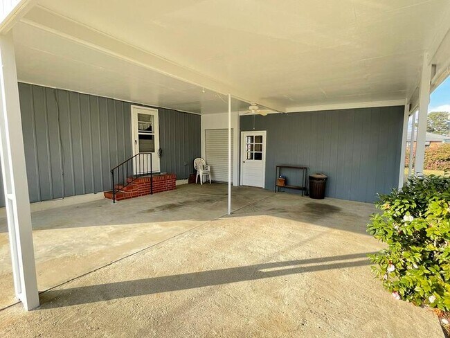 Building Photo - 314 W Station St