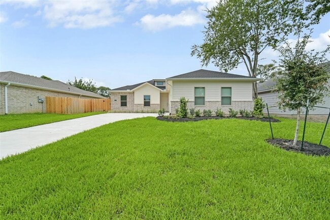 Building Photo - 13315 Campos Dr