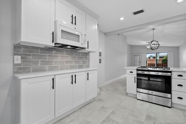 Building Photo - 8085 SE Villa Cir