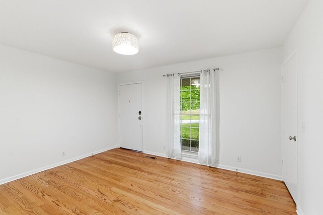 Building Photo - Crieve Hall Duplex