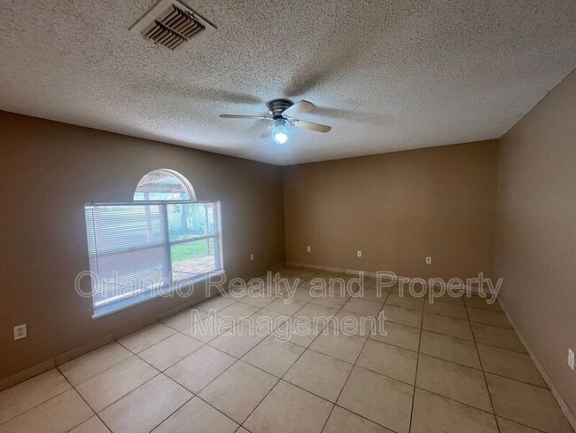 Building Photo - 204 Canterbury Ct