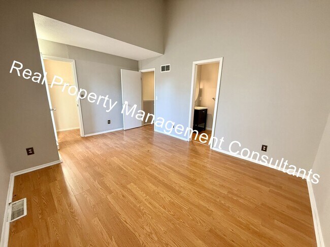 Building Photo - Updated 3-Bedroom Townhome Live Deposit Free with Obligo